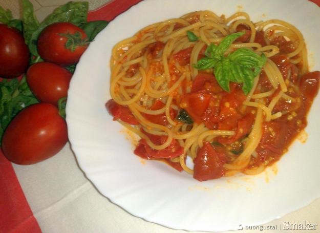 Spaghetti z pomidorkami koktajlowymi