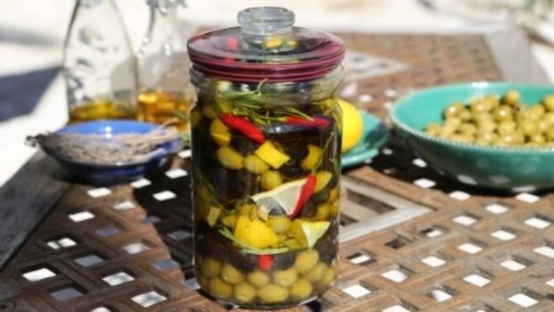 Przepis  marynowane oliwki z cytryną i ziołami przepis