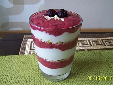 Śniadaniowy deser jogurtowo