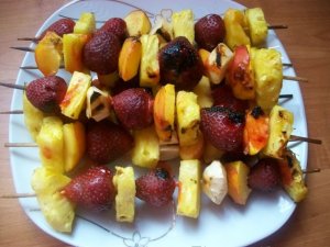 Owocowe szaszłyki z grilla  prosty przepis i składniki