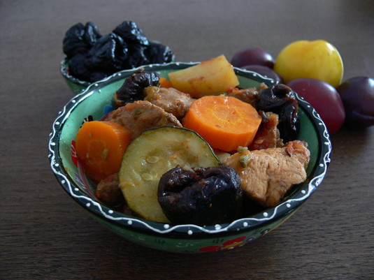 Jednogarnkowe mięsiwa z warzywami i śliwkami