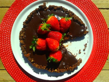 Przepis  bardzo czekoladowa tarta z truskawkami przepis