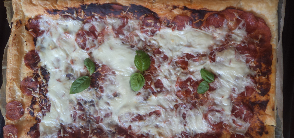 Pizza z salami , ricottą i mozzarellą na spodzie z ciasta francuskiego