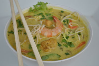 Tajska zupa z krewetkami, kurczakiem, mleczkiem kokosowym ...