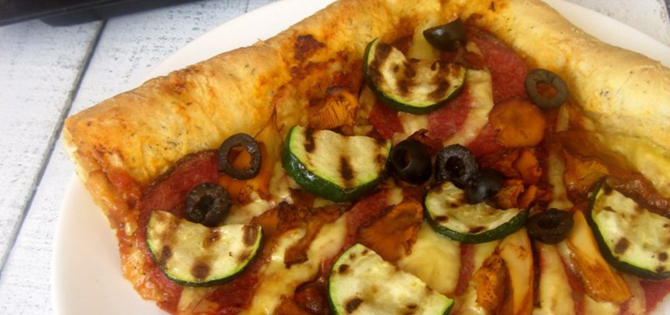 Pizza z serowym rantem, kurkami i cukinią (autor: jolantaps ...