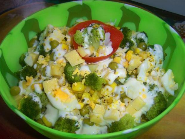 Przepis  sałatka z żółtym serem i brokułem przepis