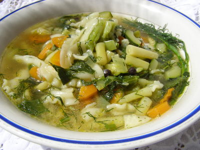 Warzywna lekka zupa z makaronem