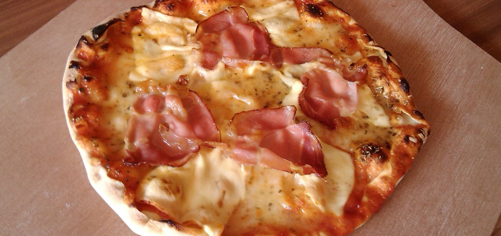 Pizza z szynką szwarcwaldzką pieczona na kamieniu (autor: konczi ...