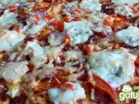 Przepis  pizza z gorgonzolą i kiełbasą przepis