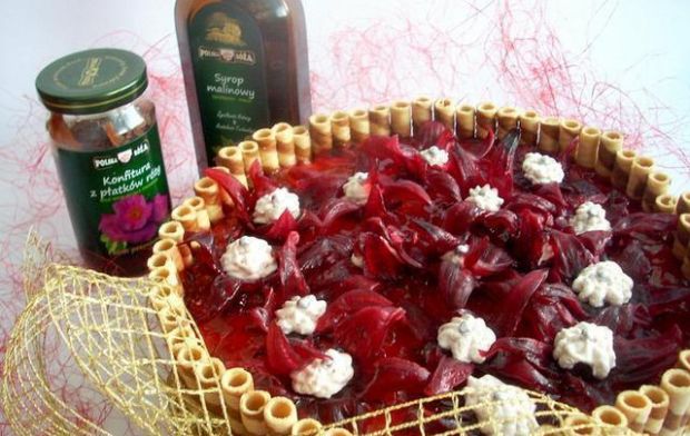 Przepis  tort jabłkowy z nutką róży i hibiskusem przepis