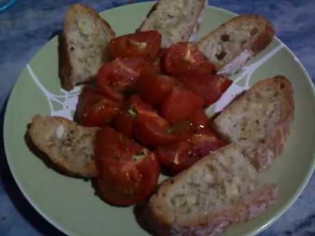 Przepis  chlebek czosnkowy z pomidorami przepis