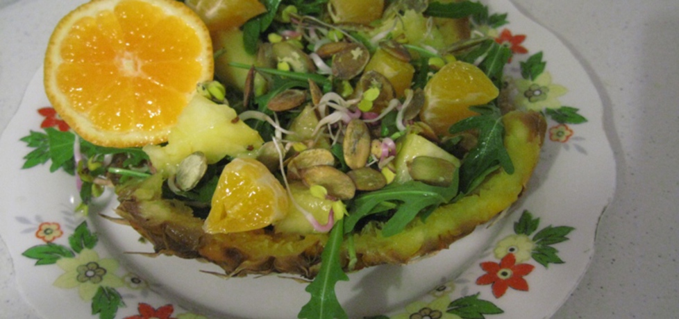 Sałatka na słodko podana w ananasie (autor: msmariusz ...
