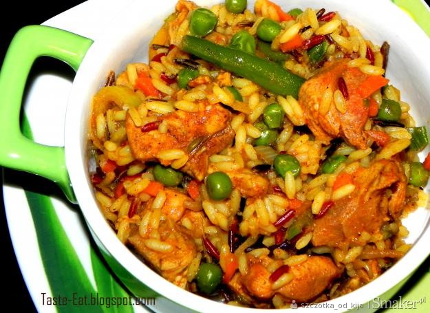 Kolorowy ryż z warzywami i indykiem