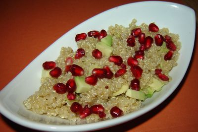 Sałatka z quinoa z awokado i granatem