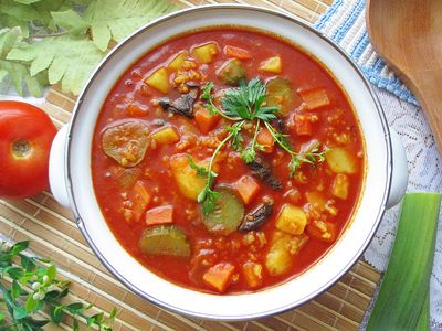 Zupa pomidorowa z korniszonem i suszonymi grzybami ...
