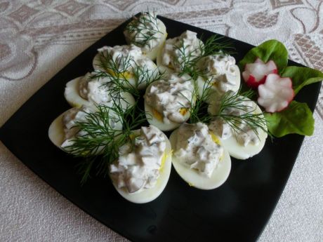 Zakąski: jajka z sosem tatarskim