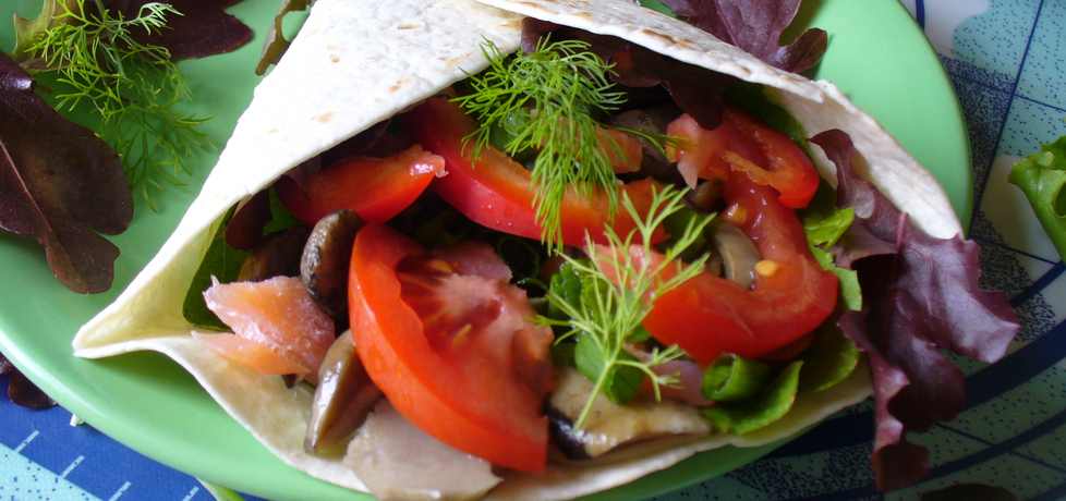 Tortilla z grzybami ,łososiem i warzywami (autor: jagoda5913 ...