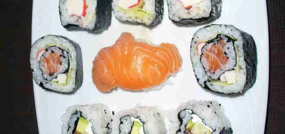 Sushi uramaki z serkiem łososiem i awokado (autor: irenam ...