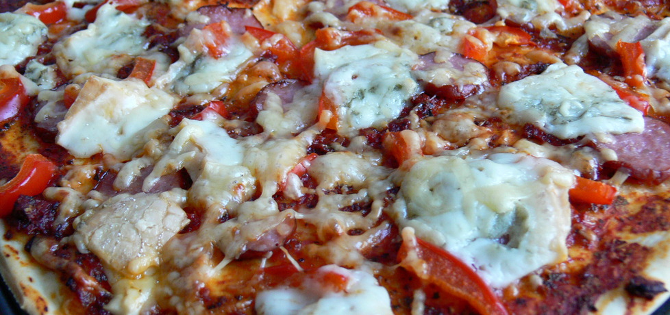 Pizza z gorgonzolą i kiełbasą (autor: bernadettap)