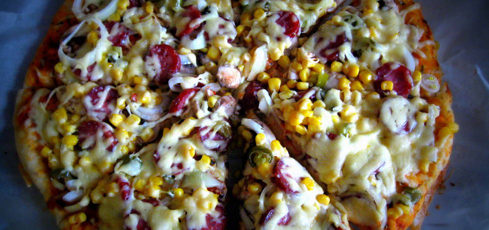 Pizza z kiełbasą, kukurydzą, cebulą i ostrą papryczką (autor: pyszota ...