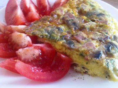 Kolorowy omlet z wędliną i pieczarkami