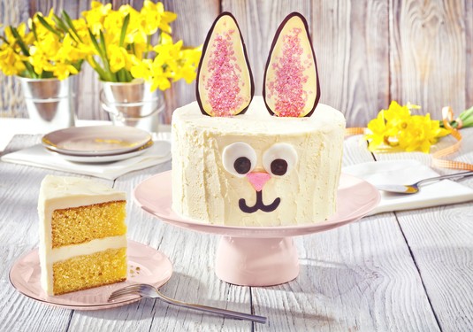 Wielkanocny tort królik z białą czekoladą