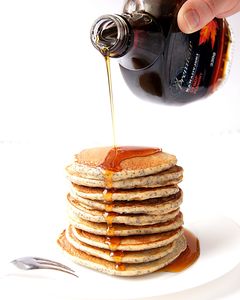 Makowe pancakes z syropem klonowym