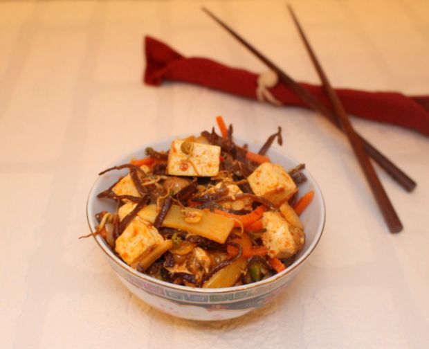 Przepis  tofu z warzywami i sosem sambal przepis