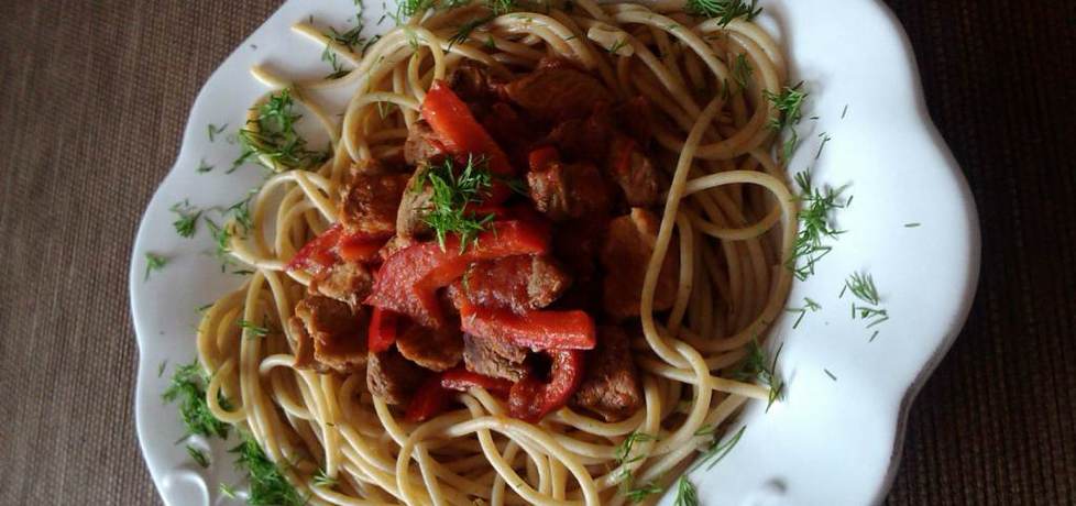 Makaron spaghetti z gulaszem wieprzowym z papryką i pomidorami ...