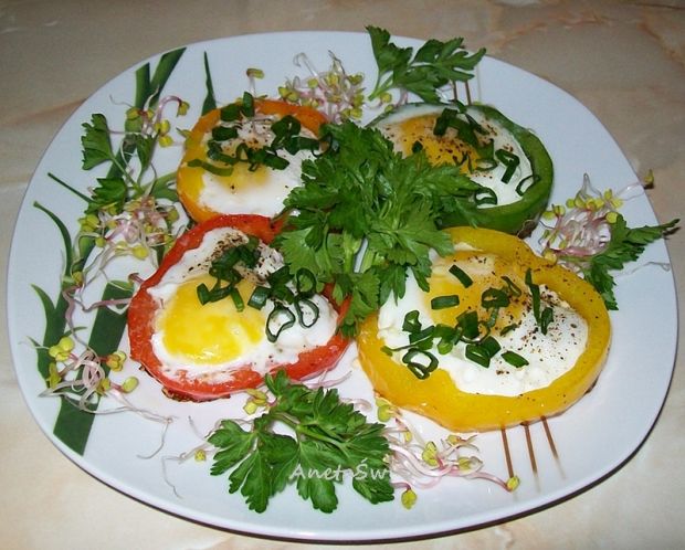 Jaja: jajka sadzone w papryce