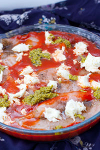 Filet z kurczaka zapiekany w sosie pomidorowym z mozzarellą i pesto