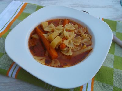 Zupa pomidorowa z ziemniakami i makaronem