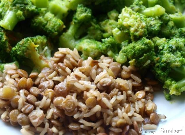 Zielona soczewica i ryż brązowy z brokułami