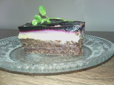 Ciemne ciasto z różą i jogurtem