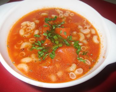 Zupa pomidorowa z bazylią i makaronem