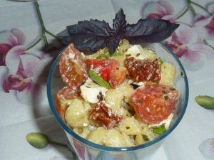 Sałatka makaronowa z pomidorkami