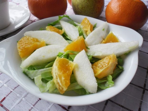 Przepis  sałata lodowa z gruszką i pomarańczą przepis