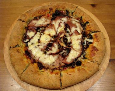 Domowa pizza z serowymi brzegami