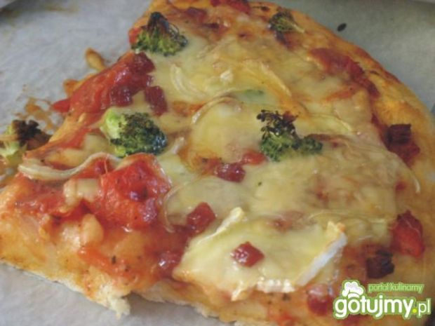 Przepis  pizza z brokułami i trzema serami przepis
