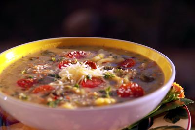 summer soup z ziołowym pesto i pomidorami
