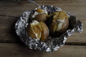 Ziemniak pieczony z kremową bryndzą i smażoną cebulką