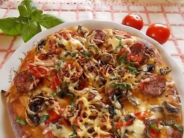 Przepis  pizza z fetą , pomidorami i bazylią przepis