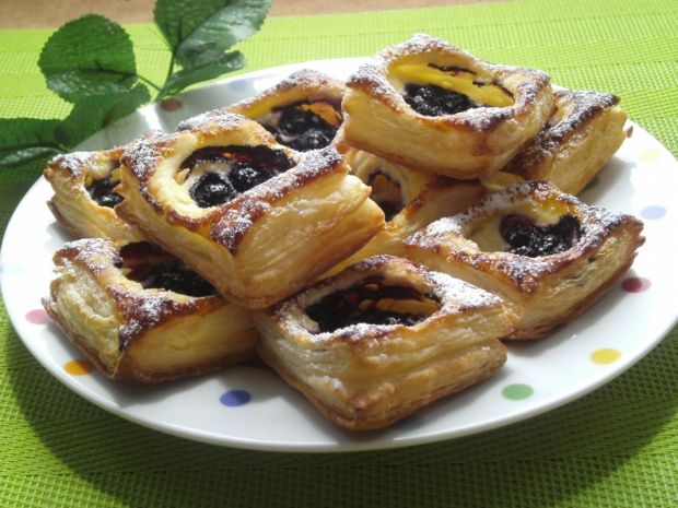 Przepis  ciastka francuskie z serem i jagodami przepis