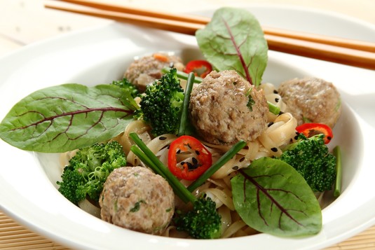 Makaron ryżowy z klopsikami orientalnymi i brokułami