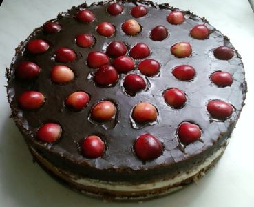 Tort sernikowy z czereśniami i czekoladową polewą ...