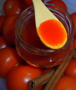 Słodki dżem pomidorowy z cynamonem