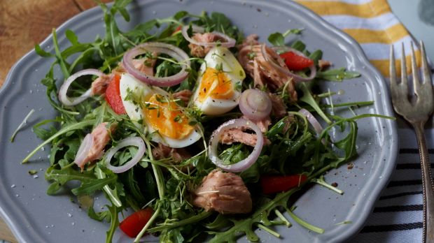 Przepis  sałatka z tuńczykiem i jajkiem przepis