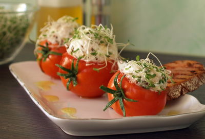 Pomidory nadziewane kulkami serowo