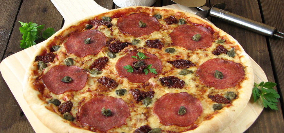 Pizza z salami i suszonymi pomidorami (autor: bogusia