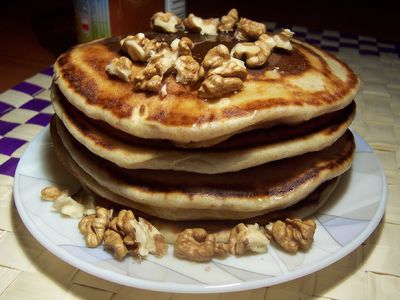 Pełnoziarniste pancakes z miodem i orzechami